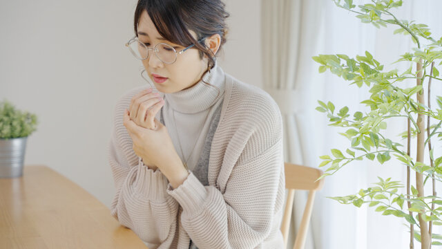 寒がる冷え性のミドル女性