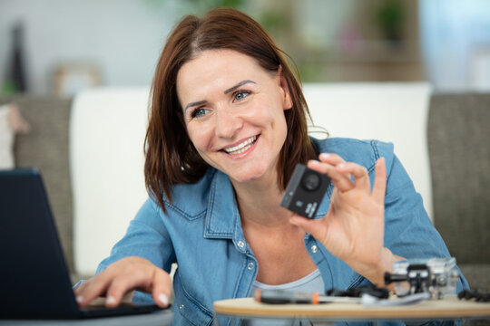 woman ready to transfer photographs to her laptop