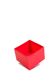 Rote leere Pappschachtel vor weißem Hintergrund