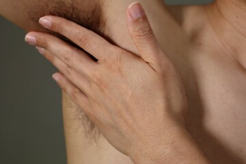 腋毛を隠す裸の日本人男性
