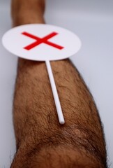 毛深い日本人男性の脚のクローズアップ