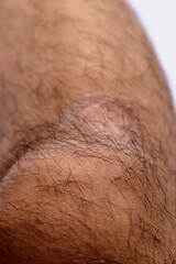 日本人男性の毛深い脚のクローズアップ