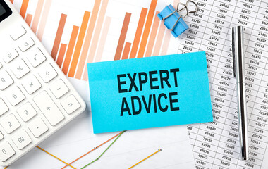 Obraz premium EXPERT ADVICE text on sticker on diagram background