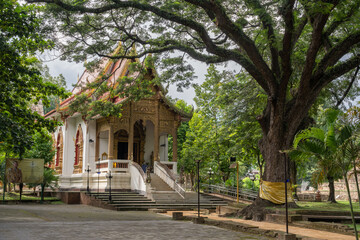 Fototapeta premium Scenic landscape view of modern vihara inside beautiful compound of historic Wat Jed Yod or Wat Chet Yot buddhist temple in Chiang Mai, Thailand
