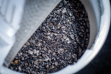 Internal filling of activated carbon water filter