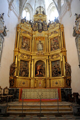 Retablo del altar mayor de la iglesia primitiva. Interior del Monasterio de San Isidoro del Campo...