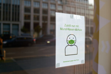 Schild an einem Schaufenster in Berlin mit der Aufschrift Zutritt nur mit Mund-Nasen-Schutz