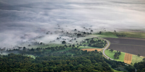 Obraz premium Herbstlicher Nebel im Tal