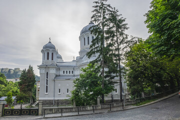 Fototapeta na wymiar Huge Biserica Buna Vestire Church in Brasov central park. Brasov, Transylvania, Romania.