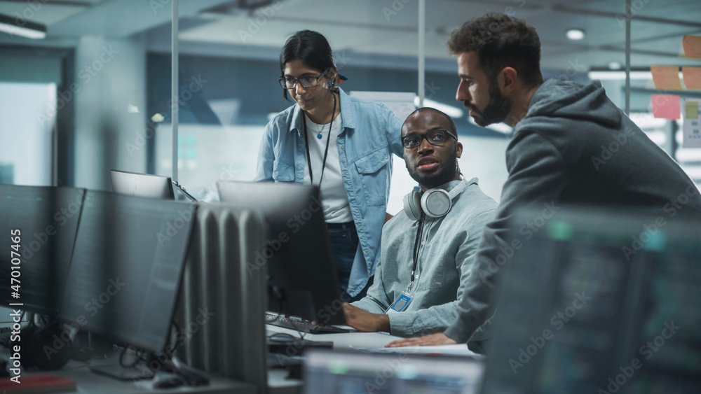 Fototapete Diverse Multi-Ethnic Team in Modern Office: Teamwork of IT Programmers Gather Around Desktop Computer, Talking, Finding Solution. Specialists Create Software. Engineers Develop App, Program