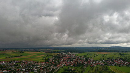 Dichte Regenwolken über dem Land