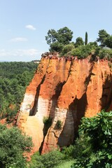 Red ocher cliffs in the village of Roussillon in Provence, France - obrazy, fototapety, plakaty