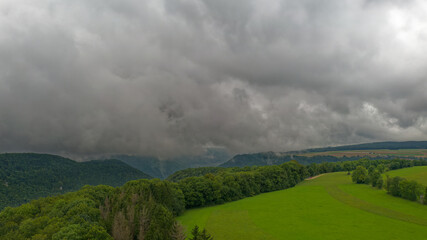 Dichte Regenwolken über dem Land
