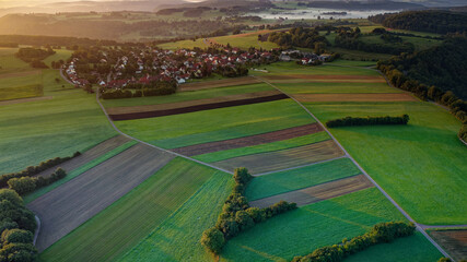 Obraz premium Ein kleines Dorf in Argrarlandschaft
