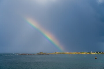 Frankreich, Bretagne, Finistere, Aber Wrach, Regenbogen über dem Meer