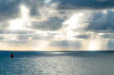 malerische, romantische Stimmung aus Wolken, Licht, Meeresspiegel und Horizont, Frankreich,...