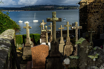 Frankreich, Bretagne, Finistère, Landévennec, Friedhof mit alten Steinkreuzen oberhalb des Meeres