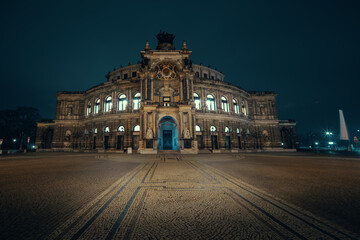 Obraz premium Opera house in Dresden at night. Semperoper Dresden