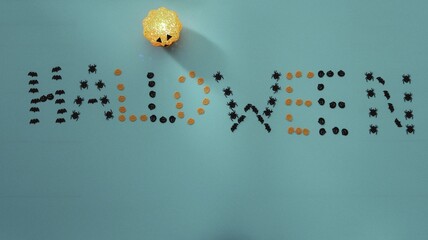 Haloween mit blauen Hintergrund und Gruselkürbis