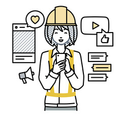 立ってスマートフォンでさまざまなSNSで楽しく交流する工事現場の女性