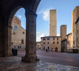 Fototapeta na wymiar Geschlechtertürme, San Gimignano, Toskana, Italien bei Himmel mit Wolken und Sonne und Schatten.