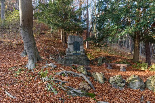 Fr&ouml;bel Denkmal in Keilhau in Th&uuml;ringen im Herbst umgeben von braunen Buchenbl&auml;ttern
