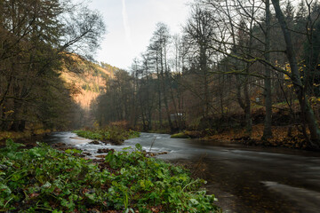 Fluß, Schwarza in Thüringen im Schwarzatal, Herbst mit Sonnen , Himmel Wolken und Bäumen, Langzeitbelichtung