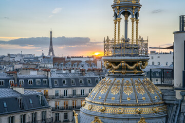 Toits de Paris au coucher du soleil avec vue sur la Tour Eiffel