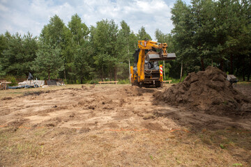Obraz premium Excavator at work on the construction of a new home