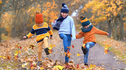 fröhliche Kinder im Herbst