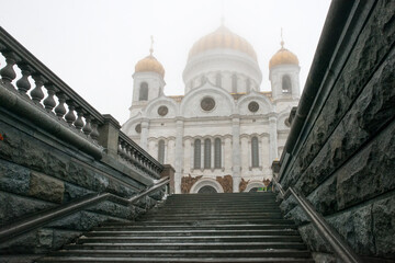 Fototapeta na wymiar View of the white Cathedral of Christ the Saviour on a foggy winter morning. Misty winter morning in Moscow
