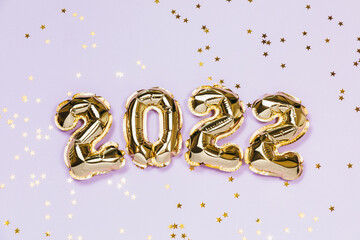 Obraz na płótnie Canvas New year 2022 balloon celebration card. Gold foil balloon number 2022, party decoration, gold confetti on lavender background. Flat lay, merry christmas, happy holidays concept.