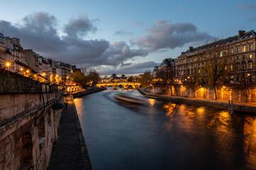 Fototapeta na wymiar La Seine vue du Pont Saint Michel à Paris au crépuscule