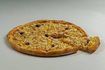 Traditional Portuguese-flavored Pizza, with tomato sauce, mozzarella, eggs, onion, oregano and olives