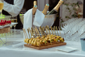 Réception de mariage ou Banquet d'anniversaire - Bouteilles de champagne et mise en bouche de cocktail - obrazy, fototapety, plakaty