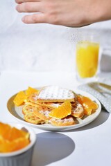 Śniadaniowe Gofry z pomarańczą i cukrem pudrem 