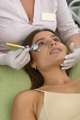 Obraz na płótnie Canvas Oxygen mesotherapy. Cosmetic peeling procedure. Non-injection mesotherapy for a young girl in a beauty salon.
