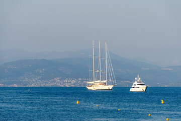 Côte d’Azur in Frankreich erreicht man mit dem Zug schnell von Paris