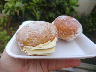 Dessert made with fluffy and light dough, with cream. Dream of cream, one of the most beloved sweets in Brazil, has German origin, 1756, the sweet at the time was named Berliner, reference to Berlim.