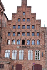 Altes Hotel Lübeck aus Klinkerstein und Backstein, Fassade mit vielen halbrunden Fensterbögen, Lübeck, Schleswig-Holstein, Deutschland