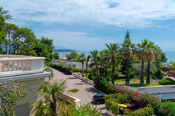 Fototapeta premium Côte d’Azur in Frankreich, eine Traumreise für den Sommer. Lavendel Felder, Nizza, Antibes, Cannes, Monaco und die Schlucht von Verdon