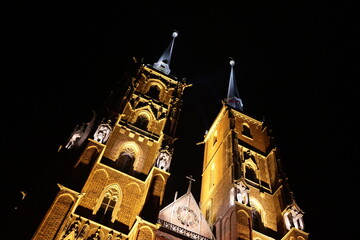 Wieże katedry katolickiego kościoła w nocy. 