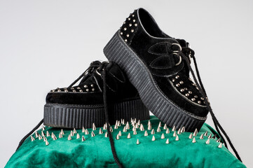 Zapatillas negras con tachuelas