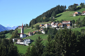 Das Bergdorf St. Leonhard bei Brixen in der Province Bozen in Südtirol, Italien. In der Ortsmitte...