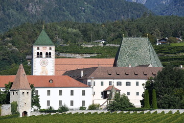 Das Kloster Neustift liegt nördlich von Brixen in der Region Trentino-Südtirol, Italien. Es wurde 1190 im Romanischen Stil erbaut. Die Gemeinde Vahrn befindet sich im Eisacktal. Es wird Wein angebaut - obrazy, fototapety, plakaty