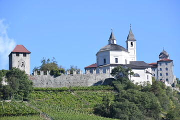 Fototapeta na wymiar Im Jahre 1699 wurde das Kloster Säben bei Klausen in Südtirol zur Abtei erhoben. Innerhalb der Wehrmauern befindet sich auch die Heilige Kreuzkirche. Die Gebäude wurden auf einem Felsen errichtet.