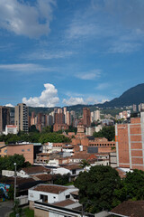 Obraz premium epic shot of old buildings and mountains in a city