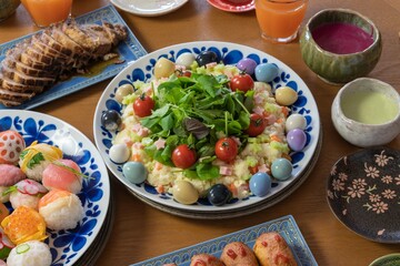 Fototapeta na wymiar カラフルに色づけられたウズラ（うずら）の卵で飾られたポテトサラダ。パーティーフード
