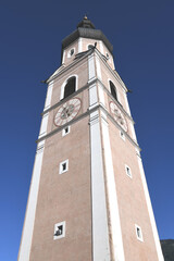Fototapeta na wymiar 1849 wurde die Pfarrkirche Petrus und Paulus in Kastelruth, Südtirol in Italien, eingeweiht. Der Kirchturm wurde im klassizistischem Stil gebaut und ist 82 m hoch. 