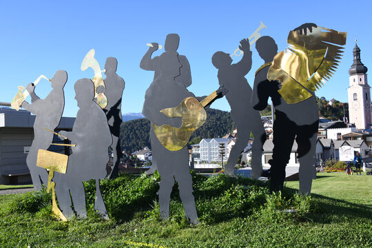Die Kastelruther Spatzen ist eine weltberühmte volkstümliche Musikgruppe aus dem Ort Kastelruth in Südtirol, Italien. Am Ortseingang befindet sich diese Darstellung der Musiker. Kastelruth, 24.9.2021